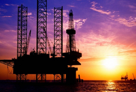 Oil prices waver, rise in turbulent and complex market